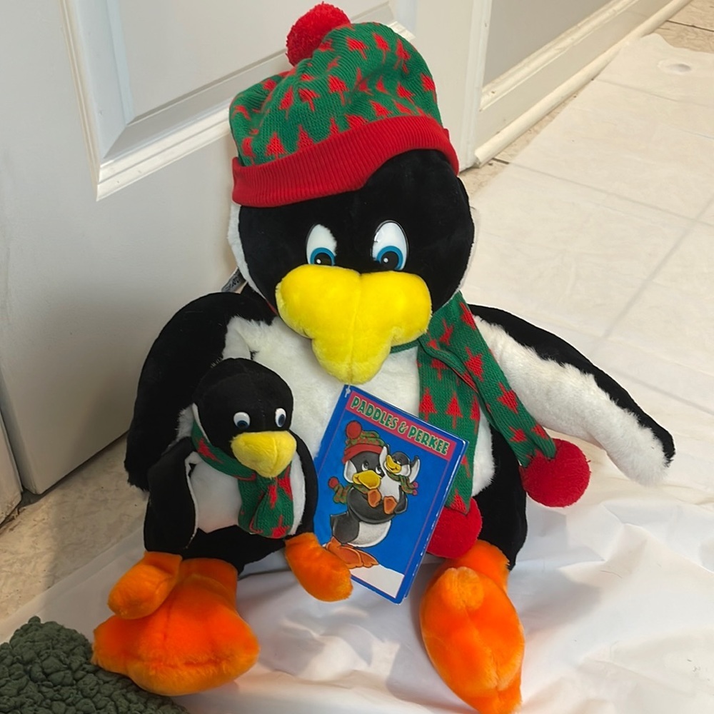 20" COMMONWEALTH PENGUIN PLUSH SQUEAKER Red Knit Hat Large Stuffed Animal NWT